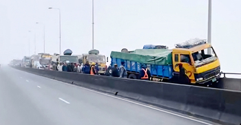 যমুনা সেতুর রেলিংয়ে ট্রাক, একঘণ্টা পর উদ্ধার