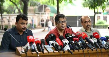 যমুনার বাইরে বৃষ্টিস্নাত বিকেলে প্রেস ব্রিফিংয়ে যা ঘটলো