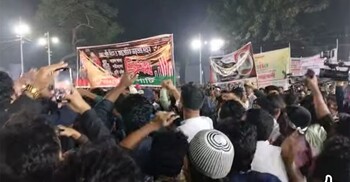 শহীদ মিনারে জাতীয় পার্টির ব্যানার দেখে ‘ভুয়া ভুয়া’ স্লোগান