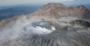 জাপানে আগ্নেয়গিরির কাছে পর্যটকবাহী হেলিকপ্টার নিখোঁজ