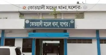 ২৪ লিটার পেট্রোলসহ আটকের পর যুবককে পুলিশে সোপর্দ