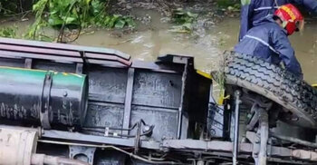 ট্রাক নিয়ন্ত্রণ হারিয়ে খাদে পড়ে একজন নিহত