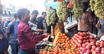 অতিরিক্ত মূল্যে ফল বিক্রি, ৫ ব্যবসায়ীকে জরিমানা