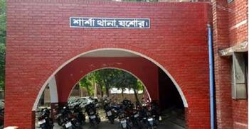 মাদক কারবারির ছুরিকাঘাতে পুলিশ কনস্টেবল আহত