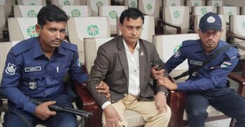 ভিআইপি সুবিধা নিতে নিজেকে অতিরিক্ত সচিব দাবি, যুবক আটক