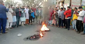 ওসমান হাদিকে গুলির ঘটনায় নিজ জেলা ঝালকাঠিতে মহাসড়ক অবরোধ
