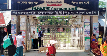 শিক্ষককে গালি দিলো পরীক্ষার্থী, মা ধরলেন কলার