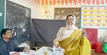 জীবনে প্রথমবার ভোট দিয়ে উচ্ছ্বসিত এনসিপি নেত্রী মাহমুদা মিতু