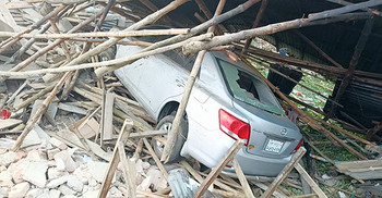নিয়ন্ত্রণ হারিয়ে চায়ের দোকানে প্রাইভেটকার, একজন নিহত