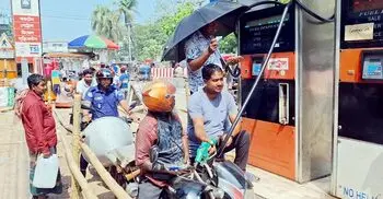 মোটরসাইকেল চালকদের চাপে পাম্প, ডিজেল নিতে এসে বিপাকে কৃষক