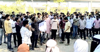 ঝিনাইদহে অধ্যক্ষের অপসারণ দাবিতে শিক্ষার্থীদের বিক্ষোভ