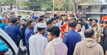 ঝিনাইদহে বিক্ষোভ, যুবলীগ নেতার শোরুমে ভাঙচুর