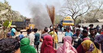 ঝিনাইদহে পাথরের মিক্সার ডিপো অপসারণ দাবিতে মহাসড়ক অবরোধ