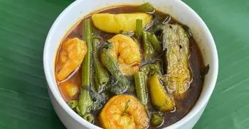 কম মসলায় চিংড়ি-লাউ শাকের ঝোল