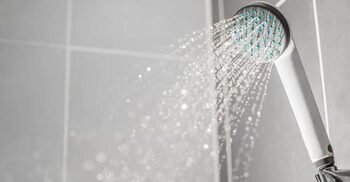 বাথরুমের শাওয়ার পরিষ্কার করবেন যেভাবে