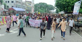 ঝিনাইদহে পুলিশ পাহারায় শিক্ষার্থীদের গণমিছিল