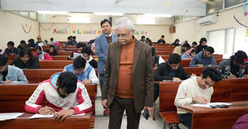 রাবির ‘সি’ ইউনিটের প্রথম শিফটের ভর্তি পরীক্ষা চলছে