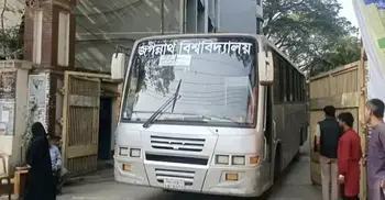 জবির স্টাফ বাসে শিক্ষার্থীদের হেনস্তা- ‘এই বাস তোমাদের জন্য না’