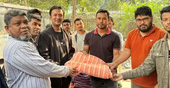কর্মচারীদের মাঝে কম্বল বিতরণ করলেন জবি ছাত্রদল নেতা শাহরিয়ার