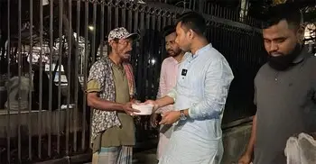 জবি ছাত্রদল নেতার উদ্যোগে অসহায় মানুষের মাঝে সেহরি বিতরণ