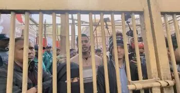 তিনটা বাজতেই গেট বন্ধ, কেন্দ্রে ঢুকতে পারেননি অনেকেই