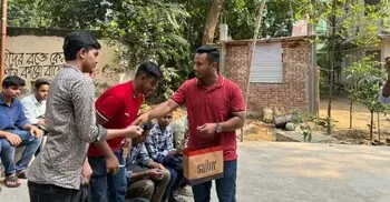 জবির নবীন শিক্ষার্থীদের হাতে উপহার তুলে দিলেন ছাত্রদল নেতা