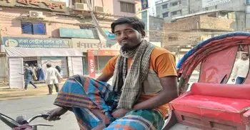 ভোট দিতে পারেননি জহিরুল, যাত্রীদের পৌঁছে দিচ্ছেন কেন্দ্রে   