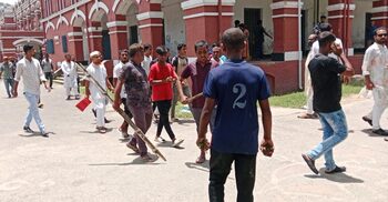 যশোরে জেলা প্রশাসক কার্যালয় চত্বরে শিক্ষার্থীদের ওপর হামলা