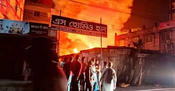 যশোরে গভীর রাতে আগুনে পুড়লো ১২ দোকান