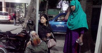 বাবার সামনেই উপর্যুপরি ছুরিকাঘাতে ছেলেকে হত্যা