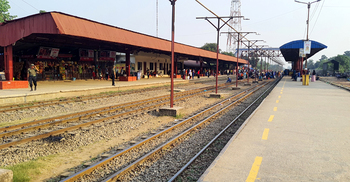 জয়দেবপুর রেলস্টেশনে ব্যতিক্রমী চিত্র