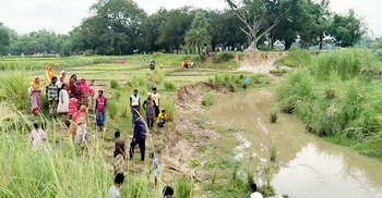 মাটিতে থাকা বিদ্যুতের তারে জড়িয়ে প্রাণ গেলো গৃহবধূর