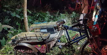 তেলবাহী লরির ধাক্কায় ভ্যানচালকসহ নিহত ২