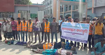 মজুরি বাড়ানোর দাবিতে পৌরসভার শ্রমিক-কর্মচারীদের মানববন্ধন