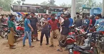 তেল নিতে আড়াই কিলোমিটার লাইন, পাম্পে হাতাহাতি