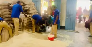 ভিজিএফের চাল ওজনে কম দেওয়ার অভিযোগ চেয়ারম্যানের বিরুদ্ধে