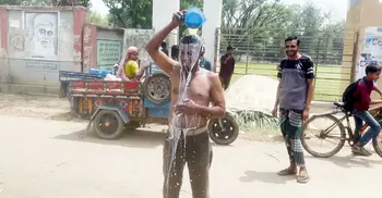 দুধ দিয়ে গোসল করে জুয়া ছাড়ার শপথ যুবকের