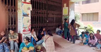 জাবির প্রশাসনিক ভবনে তালা ঝুলিয়ে অবরোধ