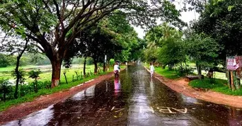 ভ্রমণে বৃষ্টিভেজা একদিন