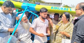 উড়োজাহাজ বানানো জুলহাসের পাশে দাঁড়ালেন তারেক রহমান