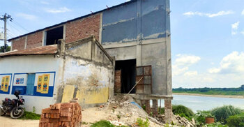 নদীর তীর দখল করে ভবন নির্মাণ, জানে না প্রশাসন