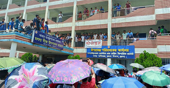 ক্যাম্পাস সীমানায় থাকা খামার দখল করে হল ঘোষণা খুবি শিক্ষার্থীদের