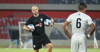 ‘গোল খাওয়া কোচিংয়ের সমস্যা না’ ক্যাবরেরার পাশে শামিত