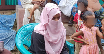 ৭ বছরের প্রেম, বিয়ের দাবিতে প্রেমিকের বাড়িতে তরুণীর অনশন