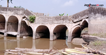 দেবে গেছে কালভার্ট, ঝুঁকি নিয়ে চলাচল