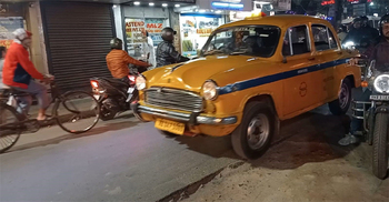 ভিসাকেন্দ্র বন্ধ, ধুঁকছেন কলকাতার নিউমার্কেটের ব্যবসায়ীরা