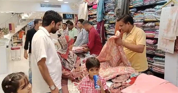 কলকাতার নিউ মার্কেটে নেই বাংলাদেশি ক্রেতাদের ভিড়