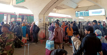 কমলাপুরে গণসংবর্ধনায় যোগ দিতে আসা মানুষের চাপ