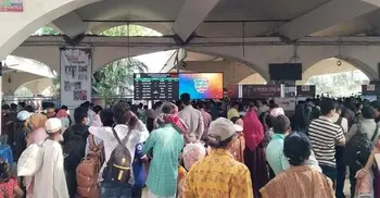 নীলসাগর কখন ছাড়বে, স্ক্রিনের দিকে তাকিয়ে আছেন যাত্রীরা