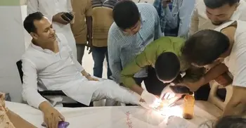 টর্চলাইট জ্বালিয়ে দুই পক্ষের সংঘর্ষ, থামাতে গিয়ে আহত এমপি কামরুল